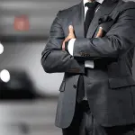 L’uomo in abito elegante non passa mai di moda