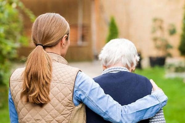 Assistenza domiciliare per anziani: di cosa si tratta e le tipologie disponibili