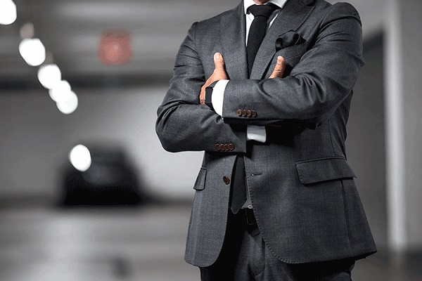 L’uomo in abito elegante non passa mai di moda