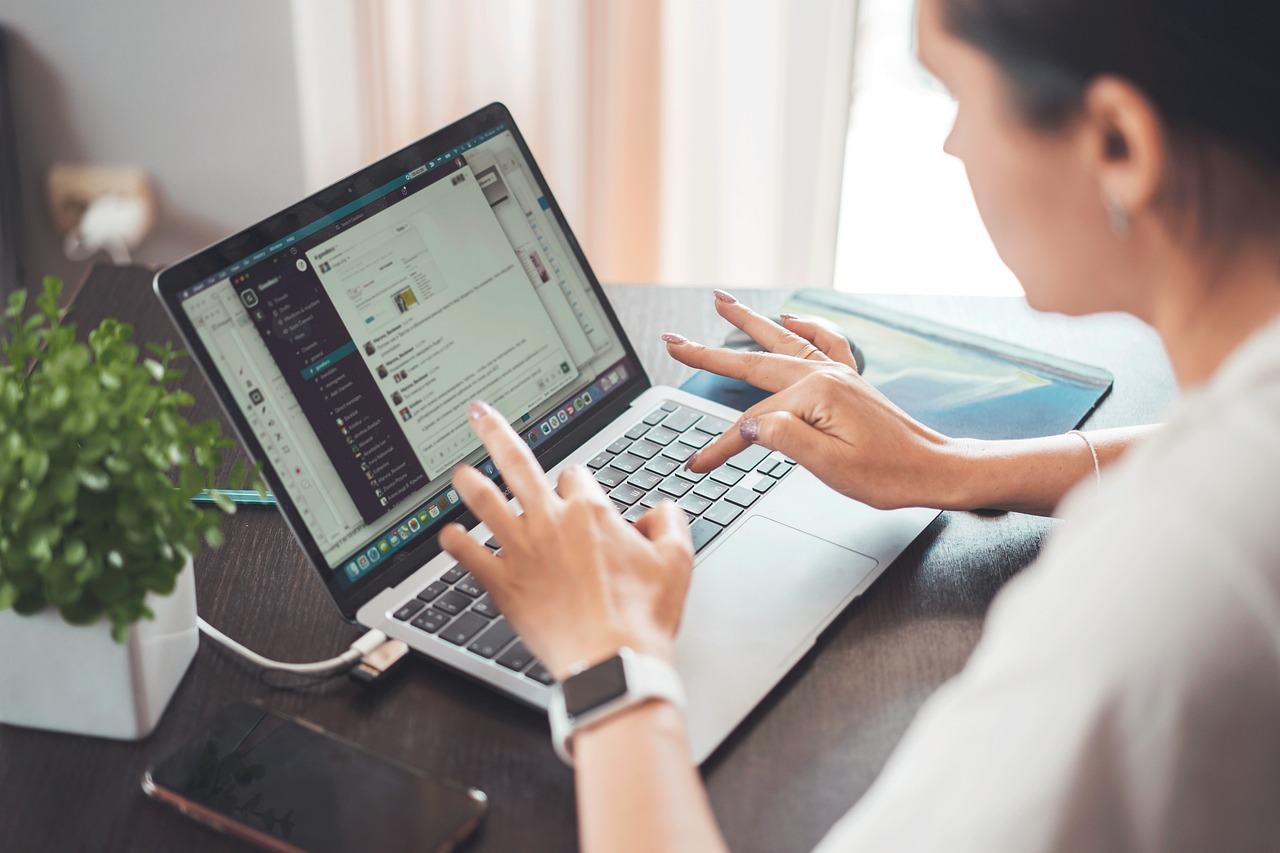 Oltre il Post: Esplorando le Strategie e le Tattiche del Social Media Marketing per un Coinvolgimento Efficace